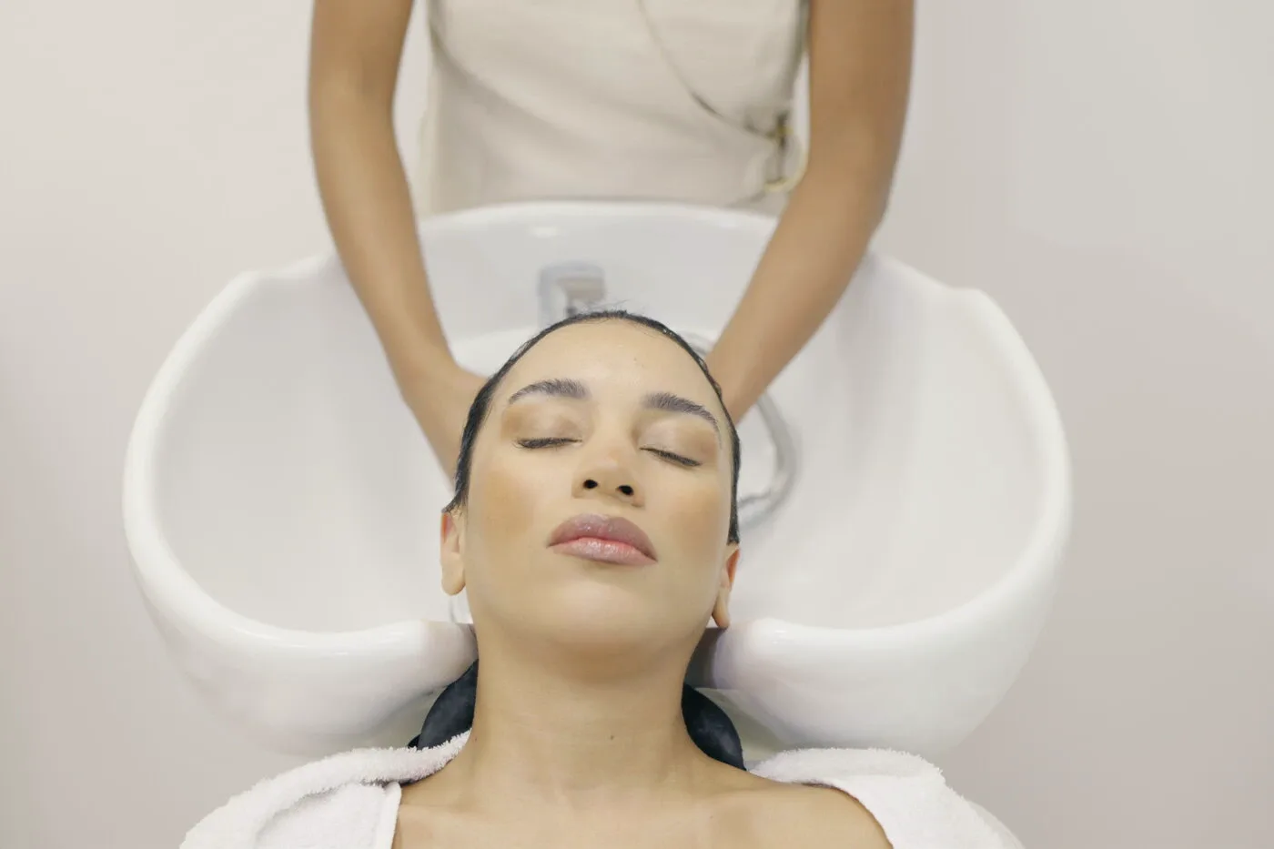 Cliente em momento de relaxamento durante o atendimento