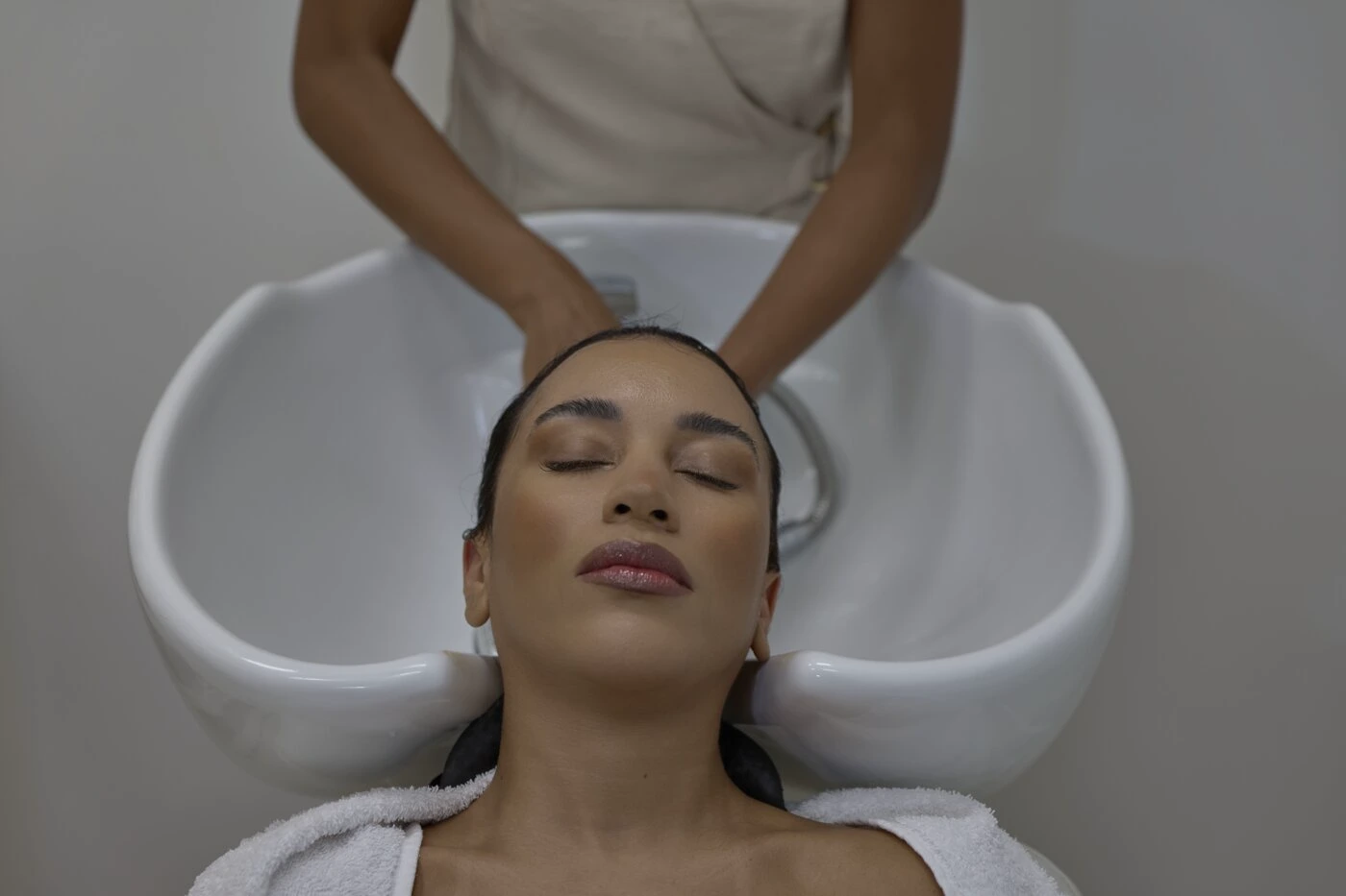 Cliente relaxando no lavatório durante o atendimento